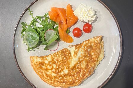 Омлет с лососем и творожным сыром