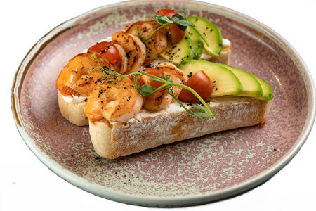 Брускетта с креветками, авокадо, томатами и соусом крем-чиз