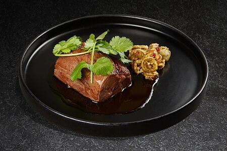 Томленая говядина в соусе демиглас