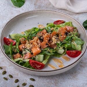 Салат с лососем и киноа