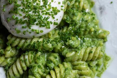 Фузилли с соусом песто и сыром буррата