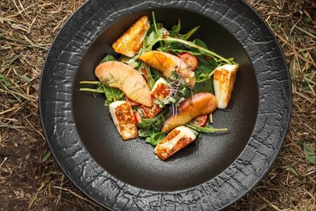 Летний салат с жареным халуми и сладким персиком 