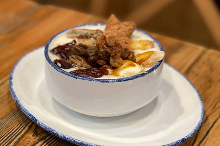 Овсяная каша с карам бананом гриль и финиками