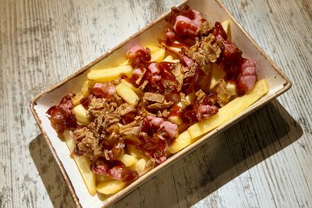 Картофель фри с беконом, соусом барбекю и луком фри