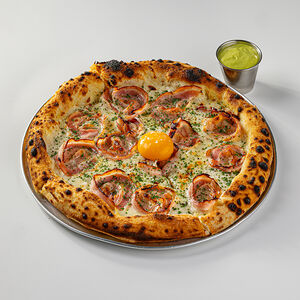 Пицца с панчеттой и желтком