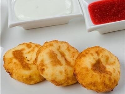 Сырники со сметаной и вареньем
