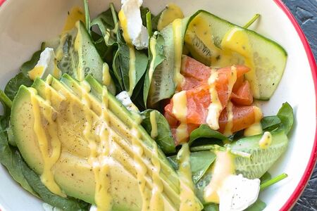 Салат с лососем и авокадо с манговой заправкой