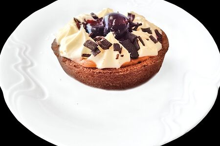 Тарталетка шоколадная с вишней