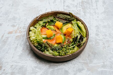 Салат с лососем и авокадо