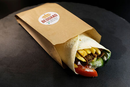 Гирос с плескавицей по-сербски