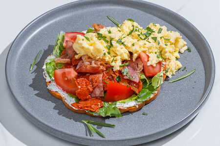 Завтрак с беконом и пеперони