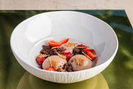 Шоколадный мусс с крамблом и сезонными ягодами