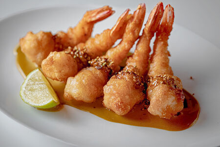 Креветки темпура с соусом васаби