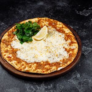 Лахмаджун с сыром