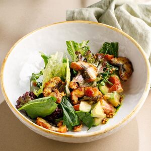 Тёплый салат с угрём, арахисом кимчи и цитрусовым соусом