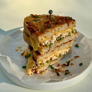 Гриль-чиз с курицей и малосольным огурчиком