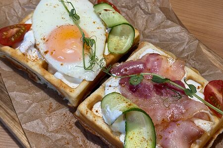 Вафля с беконом, жареным яйцом и соусом дорблю