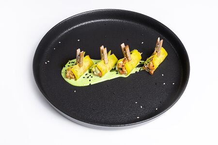 Форель, авокадо, такуан и эмульсия из трав