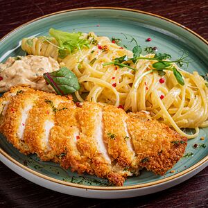 Паста с хрустящим филе птицы
