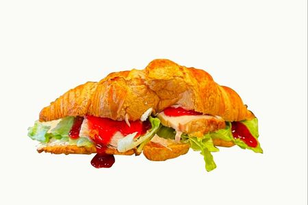 Круассан с бужениной и брусникой