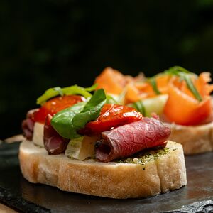 Брускетта с ростбифом