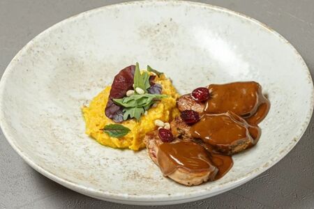 Филе утки с воздушным кукурузным пюре и трюфельным маслом