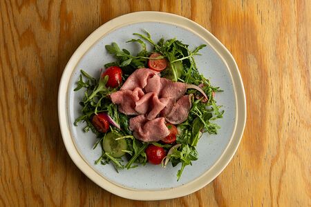 Салат с ростбифом и медово-горчичным соусом