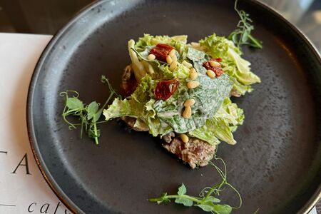 Теплый микс-салат с куриной печенью