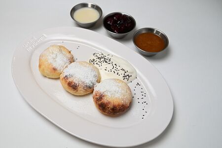 Сырники со сгущёнкой и сметаной