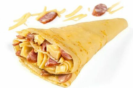 Блин с охотничьими колбасками