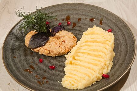 Куриные котлеты на пару с картофельным пюре