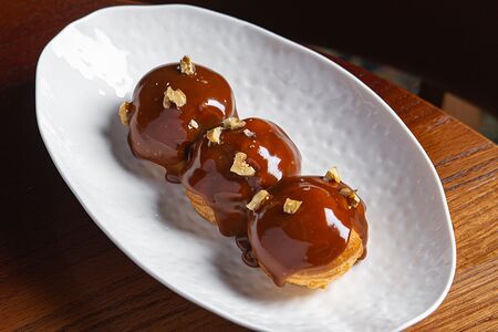 Профитроли с ванильным кремом и карамелью