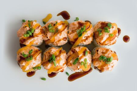 Ролл с угрём и пармезаном в соусе манго