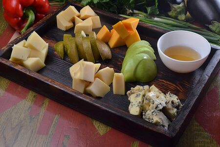 Ассорти европейских сыров с сезонными фруктами