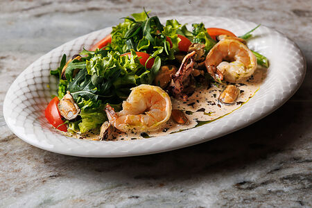 Тёплый салат с морепродуктами в сливочном соусе