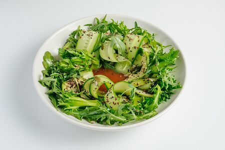 Зеленый салат, азиатский соус