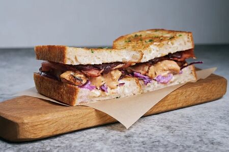 Сендвич с курицей и карамельным беконом