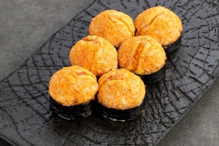 Горячий ролл с лососем