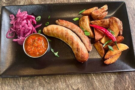 Дуэт колбасок с золотистым картофелем