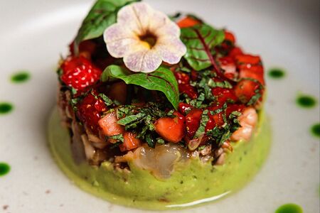 Тартар из сладкой креветки и клубники на подушке из гуакамоле