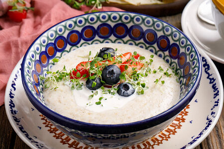 Овсяная каша со страчателлой и ягодами