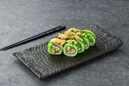 Грин-ролл с угрем и фирменным соусом