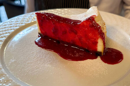 Классический чизкейк с вишневым соусом