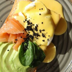 Бенедикт с форелью и авокадо