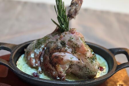 Ножка кролика в сметане с клюквой 