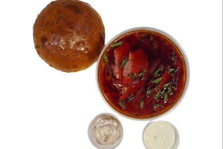 Борщ с салом и сметаной 