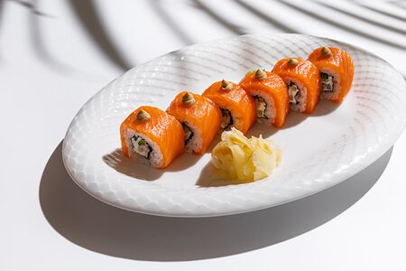 Ролл лосось, краб, авокадо