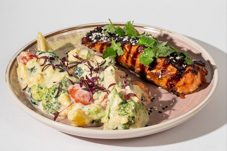 Стейк из лосося со сливочным соусом