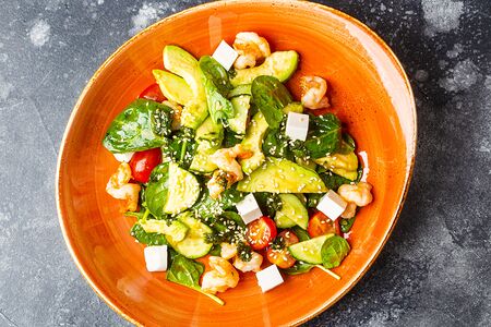 Фирменный салат с креветками и авокадо 