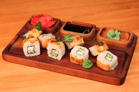 Опалённый ролл с лососем